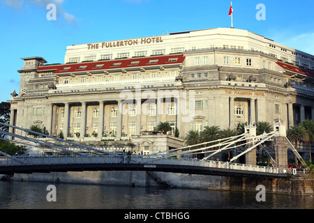 Il Fullerton Hotel e il Fiume Singapore. Foto Stock