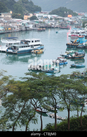 Si tratta di una foto di Yau Tong Villaggio Porto di Hong Kong. Siamo in grado di vedere qualche pesce e imbarcazioni private. Possiamo vedere la strada e gli alberi come ben Foto Stock