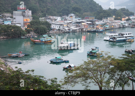 Si tratta di una foto di Yau Tong Villaggio Porto di Hong Kong. Siamo in grado di vedere qualche pesce e imbarcazioni private. Possiamo vedere la strada e gli alberi come ben Foto Stock