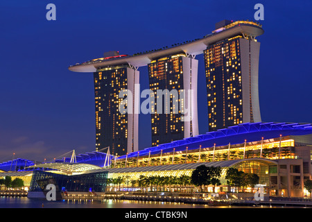 Il Marina Bay sands hotel cinque stelle, casinò e complesso per lo shopping di Marina Bay, Singapore. Foto Stock