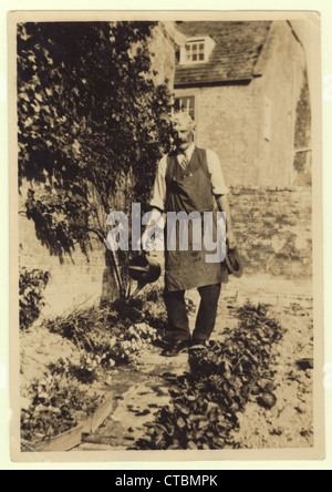 Giardino Vittoriano o Edwardiano con annaffiatoio all'inizio del 1900 Foto Stock