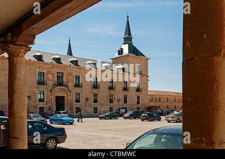 National Parador de Turismo nella piazza principale della città di Lerma, provincia di Burgos, Castiglia e Leon, Spagna, Europa Foto Stock