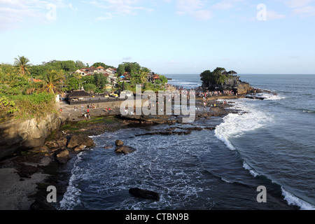 Dal Tempio Tanah Lot si affaccia sull'Oceano Indiano di Bali. Foto Stock