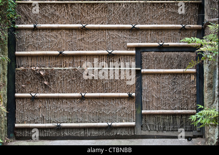 Un elaborato cancello giardino fatto di bambù di diversi spessori, Arashiyama, Kyoto, Giappone Foto Stock