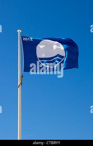 La Bandiera Blu è una certificazione da parte della Fondazione per l'educazione ambientale che una spiaggia o marina soddisfa le sue severe standa Foto Stock