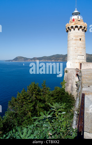 Bianco antico faro di Forte Stella di Portoferraio, Isola d'Elba, Italia. Foto Stock