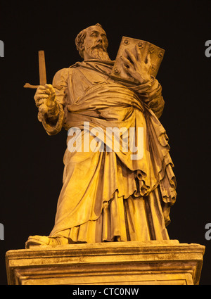 Roma - statua di San Paolo sul ponte degli Angeli di notte Paolo Romano da 15. cent. Foto Stock