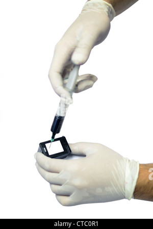 Mano la ricarica delle cartucce di inchiostro per stampanti - processo di ricarica Foto Stock