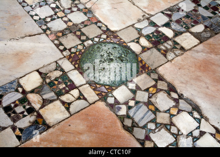 Roma - MARZO 21: dettaglio del vecchio pavimento a mosaico dalla chiesa di San Crisogono in Trastevere il 21 marzo 2012 a Roma. Foto Stock