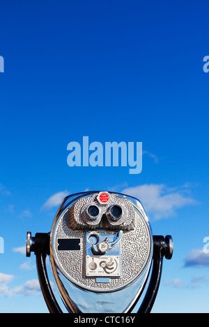 A gettone binocolo contro un cielo blu. Foto Stock