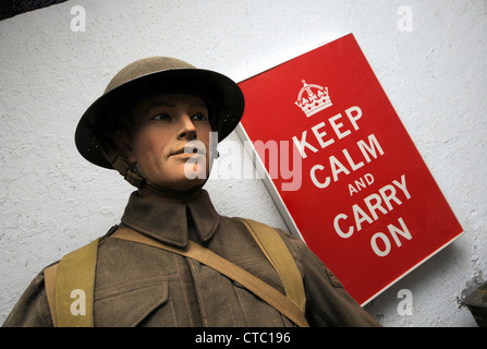 Mantenere la calma e a portare sul manifesto di un modello di un soldato britannico Foto Stock
