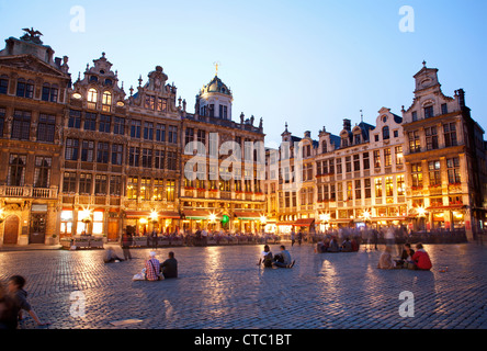 Bruxelles - la principale piazza e municipio di sera. Grote Markt. Foto Stock