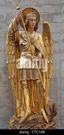 Bruxelles - 22 giugno: Saitn Michele arcangelo statua in st. Michael s cattedrale gotica il 22 giugno 2012 a Bruxelles. Foto Stock