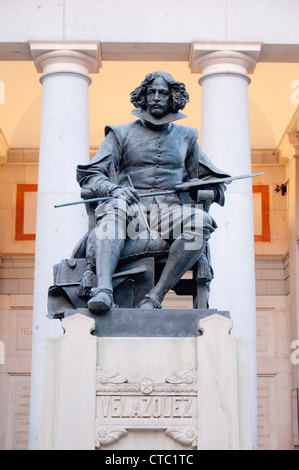 Diego Velázquez statua all'ingresso del Museo del Prado a Madrid Spagna Foto Stock