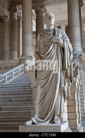 Bruxelles - 22 giugno: antica statua oratore e filosofo Cicerone da vestiubule del palazzo di giustizia su Giugno 22 Foto Stock