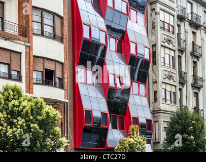 Vecchi e nuovi edifici a Bilbao, Paesi Baschi Foto Stock