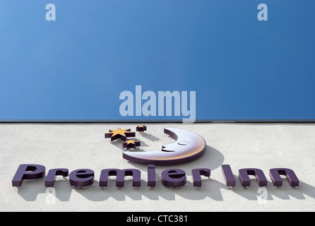 Premier Inn segno con Dormire luna logo, in corrispondenza di un ramo della catena di hotel a Richmond upon Thames Surrey, Inghilterra Foto Stock