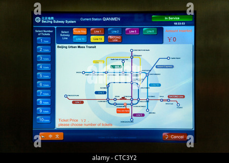 Un cinese la schermata info / informazioni mappa percorso di Beijing metro / sistema di tubo sul display all'interno di una stazione della metropolitana. Cina Foto Stock