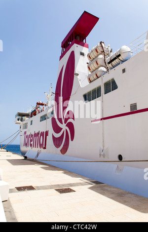 Il traghetto della compagnia Toremar attraccate al dock di Isola di Capraia nell arcipelago toscano. Foto Stock
