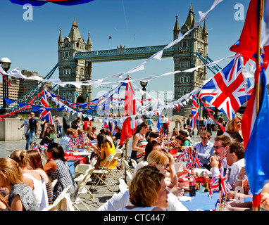 Ufficio i lavoratori godono di un affresco di al pranzo vicino al Tower Bridge come parte del diamante della regina celebrazioni giubilari nel luglio 2012 Foto Stock