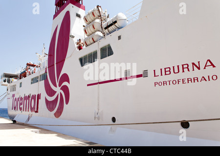 Il traghetto della compagnia Toremar attraccate al dock di Isola di Capraia nell arcipelago toscano, Italia. Foto Stock