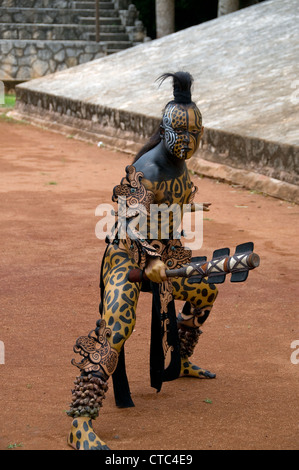 Un Maya animale sacro attore/ballerino in Dios Jaguar dress (costume) in Riviera Maya di Xcaret Park in Messico. Foto Stock