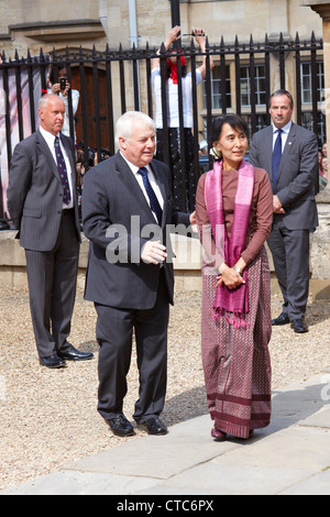 La democrazia birmano leader Aung San Suu Kyi visite Oxford University come parte del suo tour del Regno Unito. Foto Stock