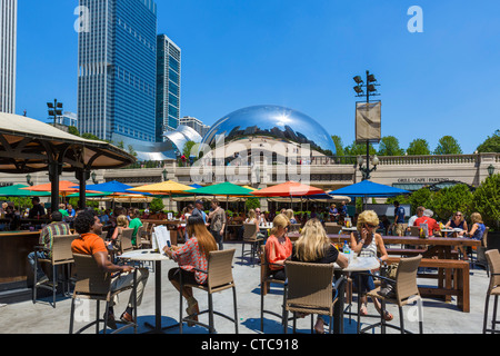 Il Park Grill in Millennium Park con Anish Kapoor 'Cloud Gate' scultura dietro, Michigan Avenue, Chicago, Illinois, Stati Uniti d'America Foto Stock