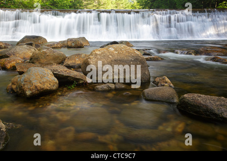 La pesca lungo il fiume Pemigewasset a Woodstock, New Hampshire USA Foto Stock