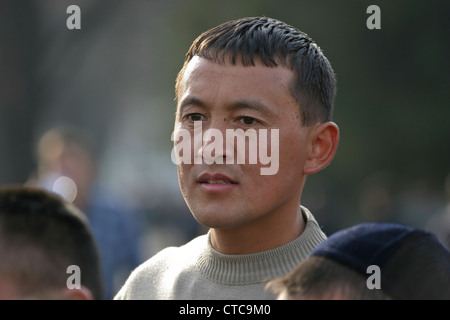 Giovane uomo del Kirghizistan a Bishkek, Kirghizistan Foto Stock