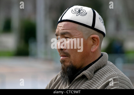 Uomo del Kirghizistan con cappello nazionale a Bishkek, Kirghizistan Foto Stock