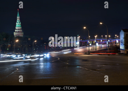 Vista sul grande ponte di pietra e torre Vodovzvodnaya del Cremlino a Mosca di notte Foto Stock