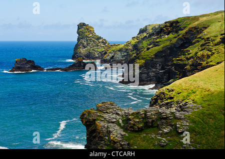 Rocce di sella e Long Island North Cornwall Coast Inghilterra UK, mostrando Trambley Cove Trewerthet Gut e Darvis del punto Foto Stock