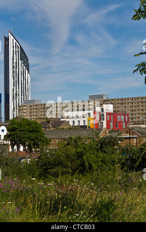 Edificio Strata , 60 Brandon Street e Heygate estate in background. Area selvaggia del parco di piccole dimensioni in primo piano Foto Stock