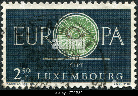 Un timbro stampato in Lussemburgo, mostra la parola Europa, la lettera o come una ruota di bicicletta con raggi 19, circa 1960 Foto Stock