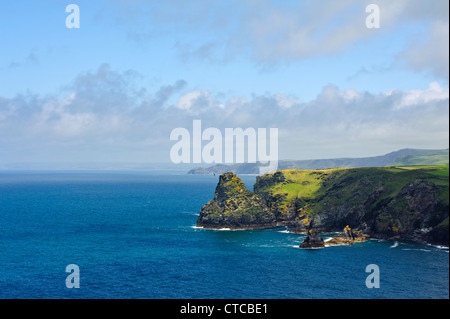 Rocce di sella e Long Island North Cornwall Coast Inghilterra UK, mostrando Trambley Cove Trewerthet Gut e Darvis del punto Foto Stock