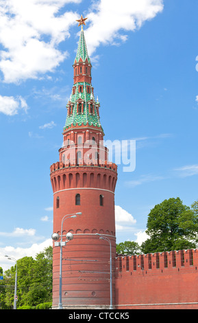 Parete e Torre Vodovzvodnaya del Cremlino di Mosca Foto Stock