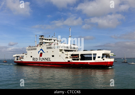 4089. Red Funnel arrivando a Cowes, Cowes, Isle of Wight, Regno Unito Foto Stock