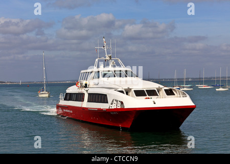4090. Imbuto Rosso Rosso catamarano a getto in arrivo a Cowes, Cowes, Isle of Wight, Regno Unito Foto Stock