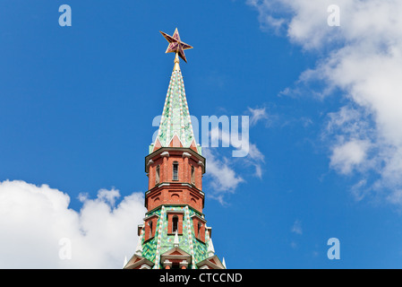 Stella su Moscow Kremlin Tower, Russia Foto Stock