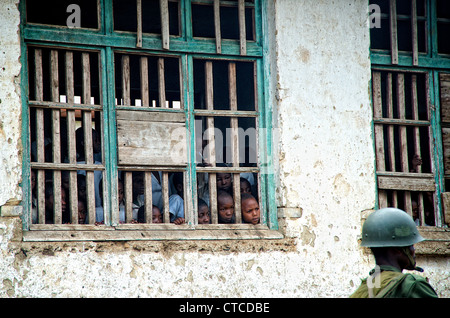 I soldati congolesi e i bambini, FARDC, Mushake, Repubblica Democratica del Congo Foto Stock