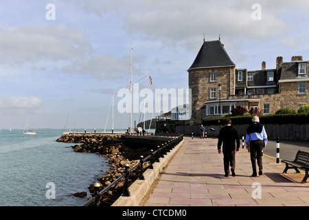 7911. Il Royal Yacht Squadron, Cowes, Isle of Wight, Regno Unito Foto Stock