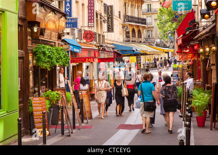 Negozi e turisti lungo Rue Saint-Severin nel quartiere Latino, Parigi, Francia Foto Stock