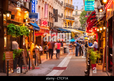 Negozi e turisti lungo rue Saint-Severin nel Quartiere Latino di Parigi Francia Foto Stock