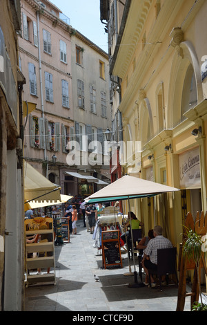 Rue Tracastel nella Città Vecchia di Grasse, Côte d'Azur, Alpes-Maritimes, Provence-Alpes-Côte d'Azur, in Francia Foto Stock