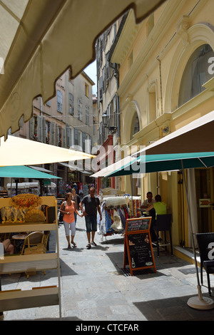 Rue Tracastel nella Città Vecchia di Grasse, Côte d'Azur, Alpes-Maritimes, Provence-Alpes-Côte d'Azur, in Francia Foto Stock