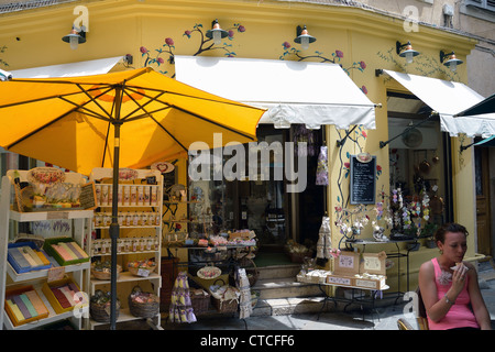 Negozio di souvenir in Rue Tracastel, Città Vecchia, Grasse, Côte d'Azur, Alpes-Maritimes, Provence-Alpes-Côte d'Azur, in Francia Foto Stock