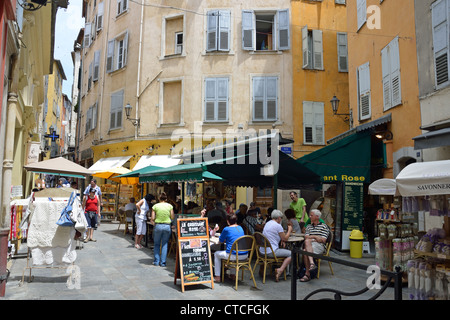 Rue Tracastel nella Città Vecchia di Grasse, Côte d'Azur, Alpes-Maritimes, Provence-Alpes-Côte d'Azur, in Francia Foto Stock