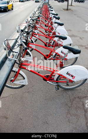 Bicing biciclette a un sicuro stazione rack a Barcellona Spagna Foto Stock