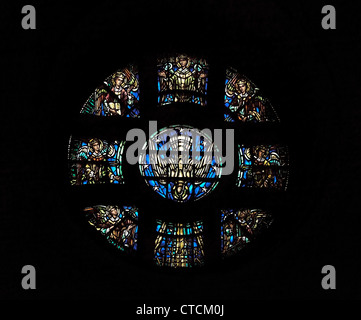 Guildford Surrey in Inghilterra Chiesa cattedrale dello Spirito Santo Vetrata Rosone Colomba discendente Foto Stock